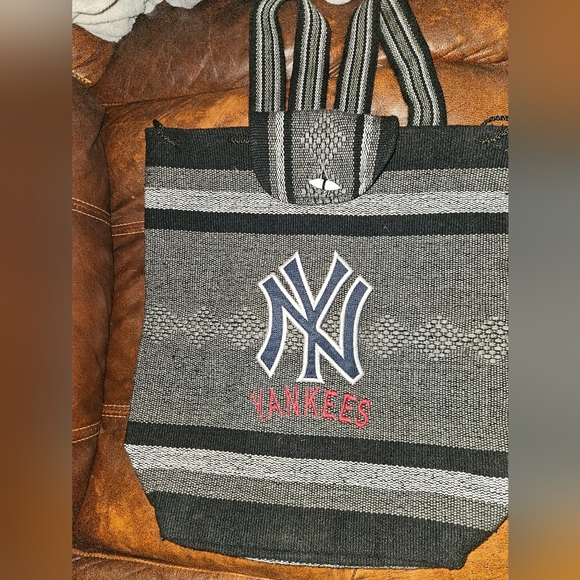 New York Yankees Unisex Backpack - Picture 2 of 9